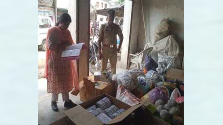 Hardoi: 90 किलो के लाइसेंस पर भंडारित मिली 2.30 क्विंटल आतिशबाजी, ज्वाइंट मजिस्ट्रेट ने की कार्रवाई