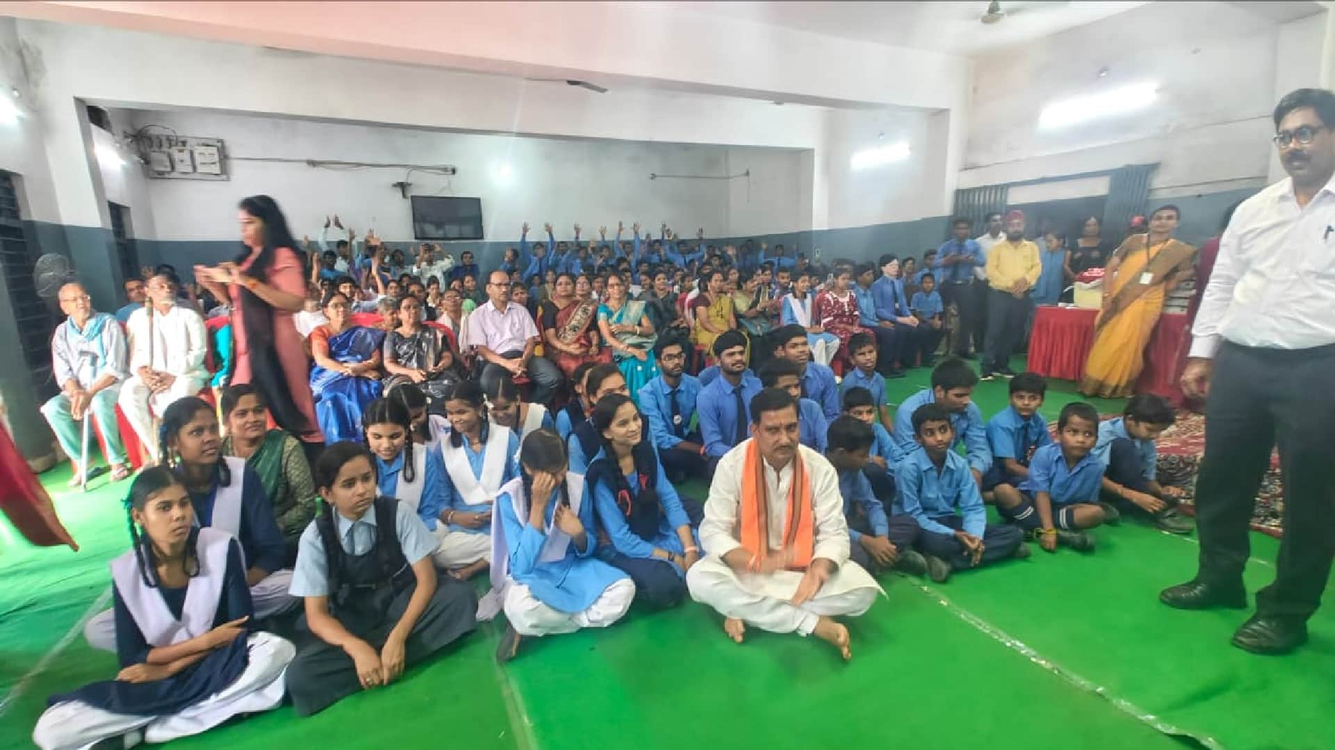 इस सुविधा की केंद्रीय राज्य मंत्री तोखन साहू को जानकारी देते अधिकारी