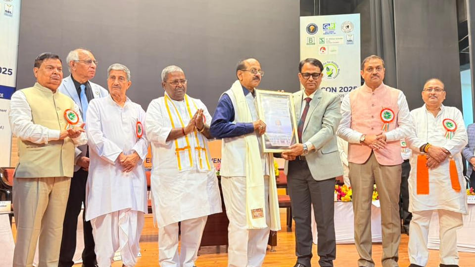 Kanpur: Homeopathic doctor Dr. BN Acharya receives Life Time Achievement Award