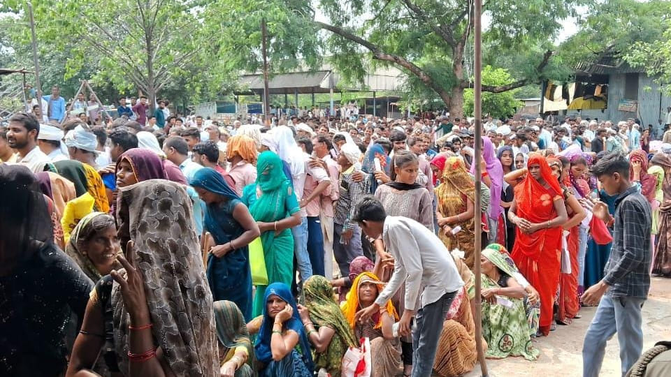 Mahoba: Fight over DAP fertilizer, farmer and home guard injured, secretary chased