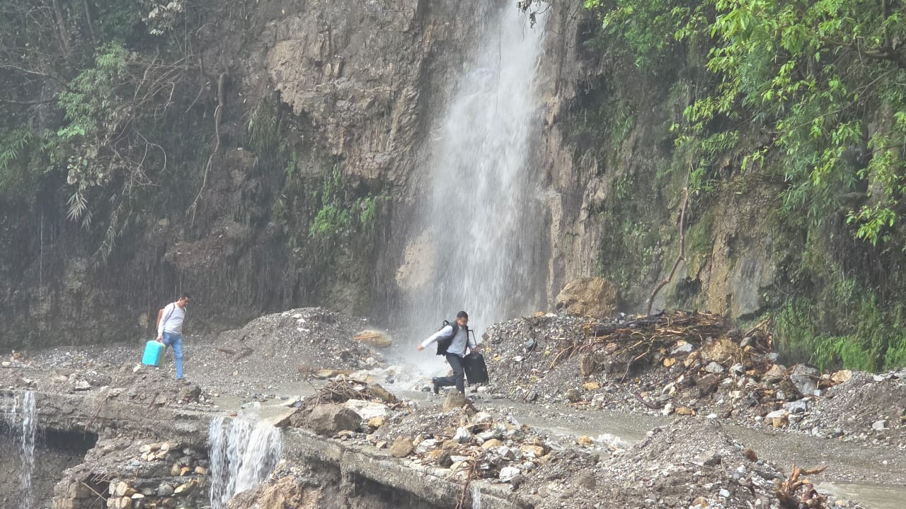 father ran 18 kM s to take his son to hospital helicopter could not fly due to bad weather in Mussoorie