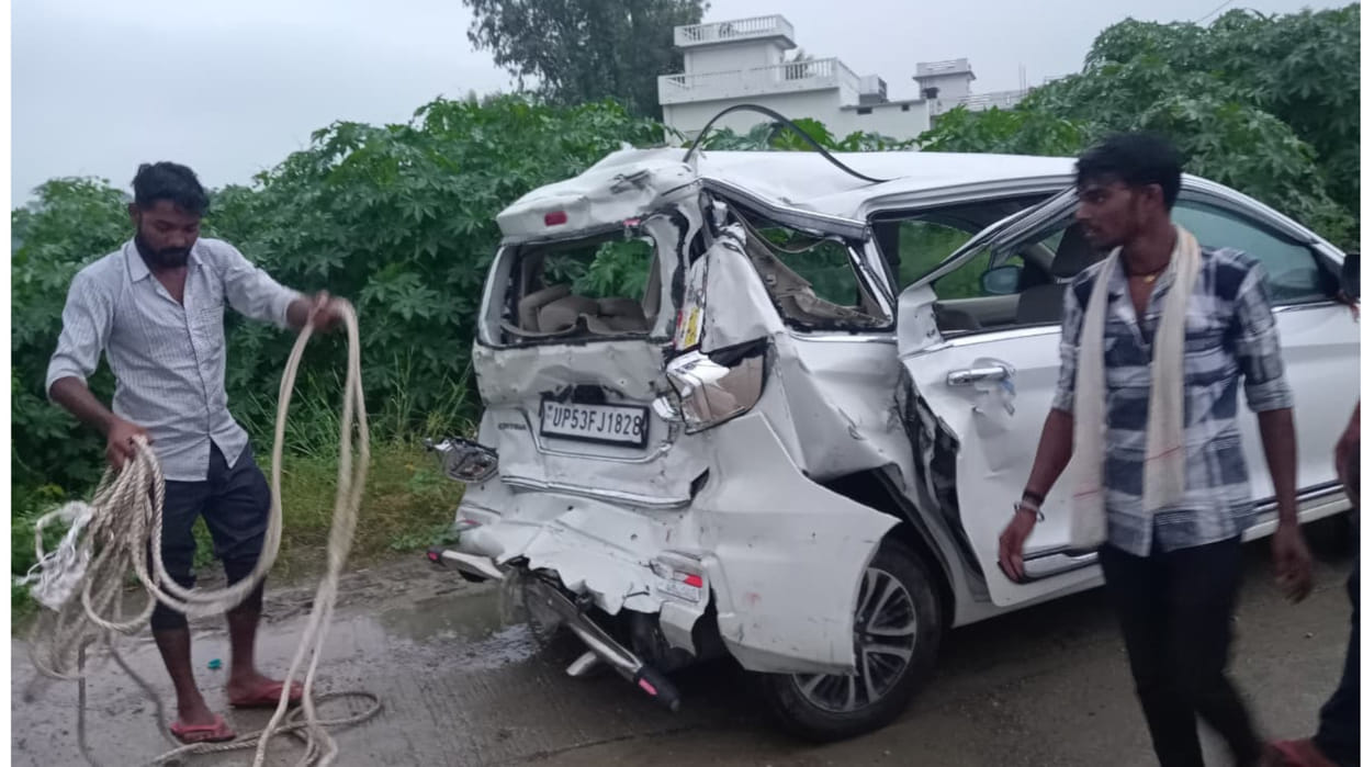 In Gorakhpur, Truck hits car from behind on highway, five injured