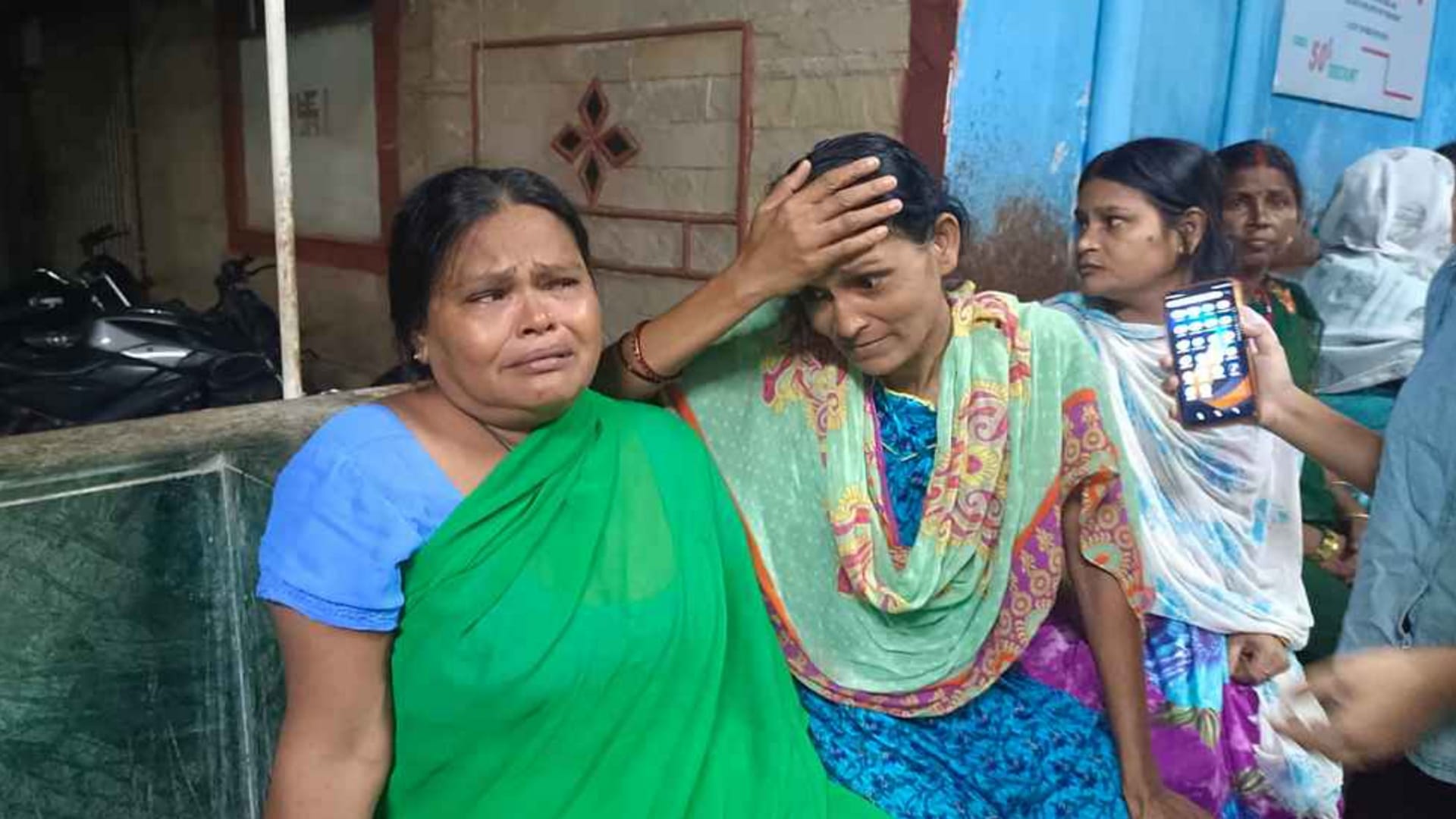 Major accident in Prayagraj - Four friends died in a road accident in Shivkuti, they were riding on the same b