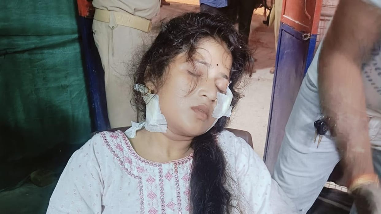 Jhansi: Husband attacked his wife with a blade, passersby saved her, there was a dispute between the couple.