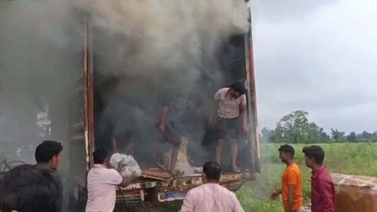 Haridwar: तेज धमाका...चिंगारियां उठीं और देखते ही देखते सड़क किनारे खड़े कंटेनर में लग गई आग, मची अफरातफरी