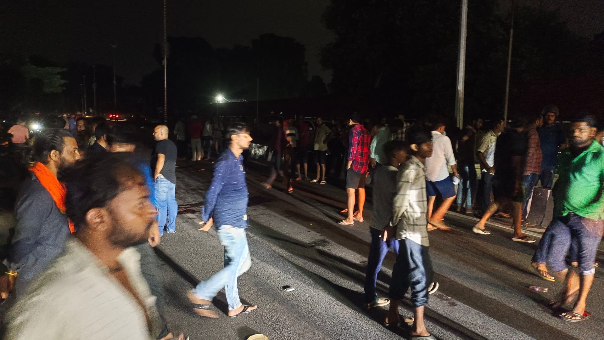 Major accident in Prayagraj - Four friends died in a road accident in Shivkuti, they were riding on the same b