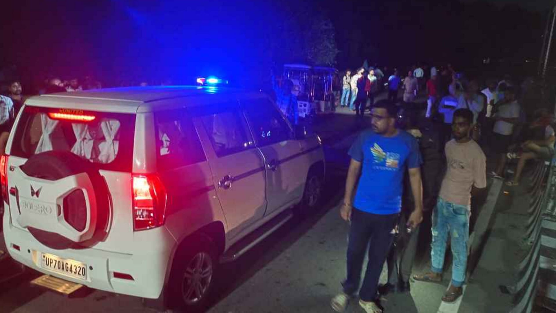 Major accident in Prayagraj - Four friends died in a road accident in Shivkuti, they were riding on the same b