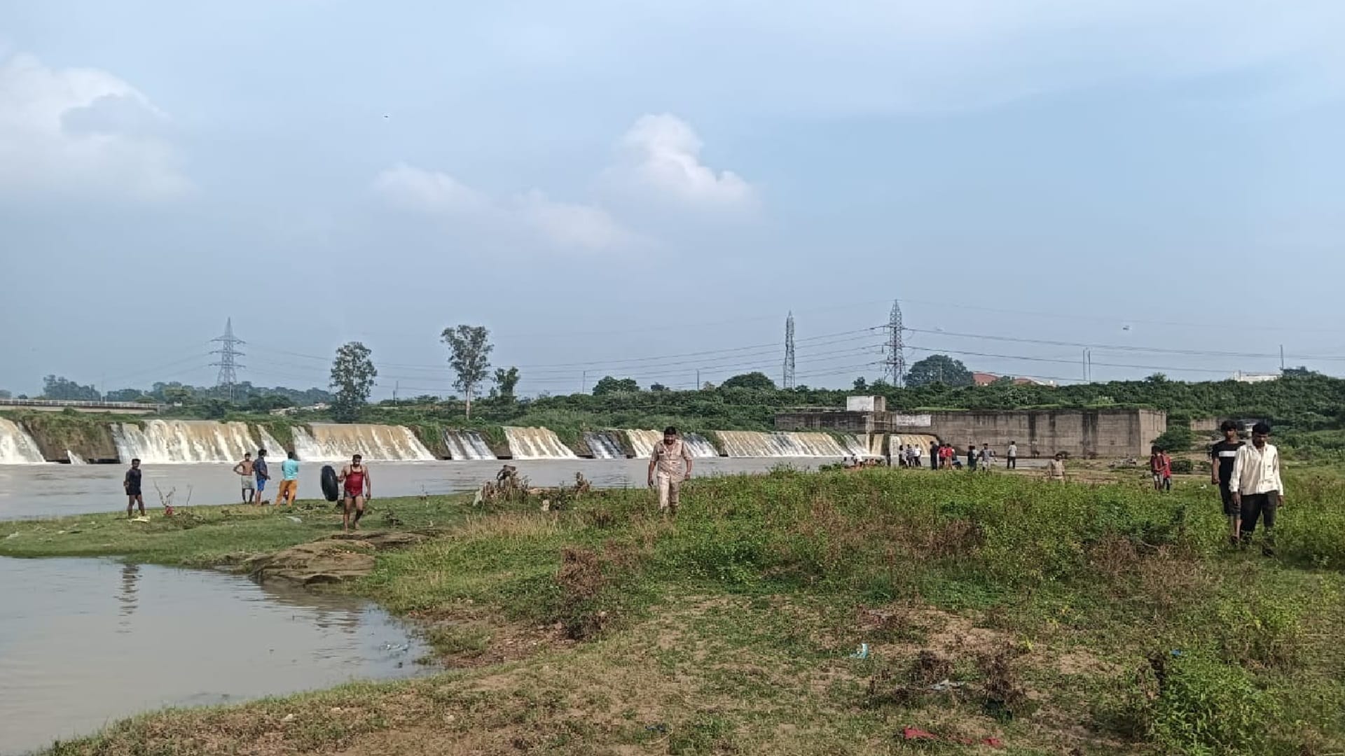 कोरबा में 25 फीट ऊंचे डेम से छलांग, टापू पर घंटों फंसा युवक