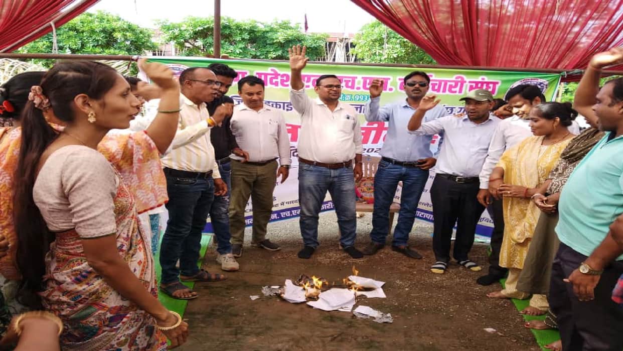 NHM strike ends, 106 workers dismissed in Balodabazar, anger erupts on the streets