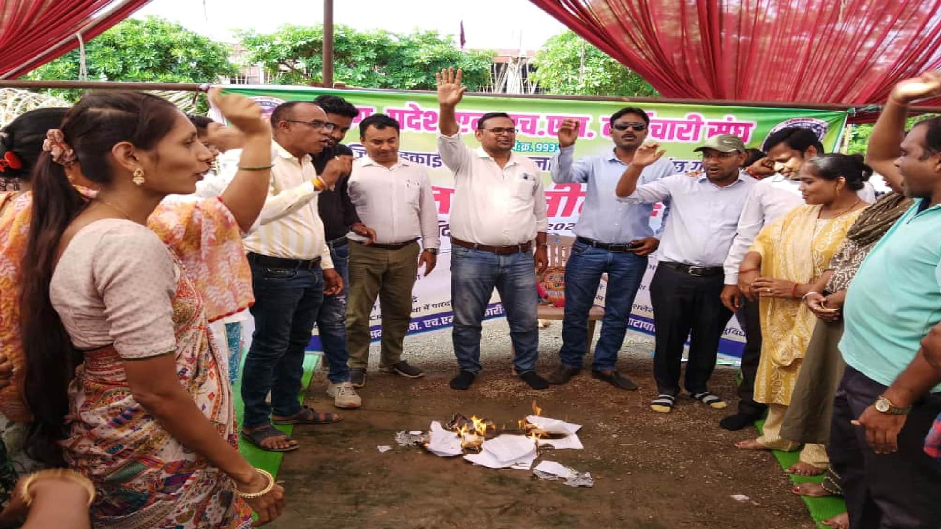 बलौदाबाजार में 106 एनएचएम कर्मी बर्खास्त, सड़क पर फूटा गुस्सा