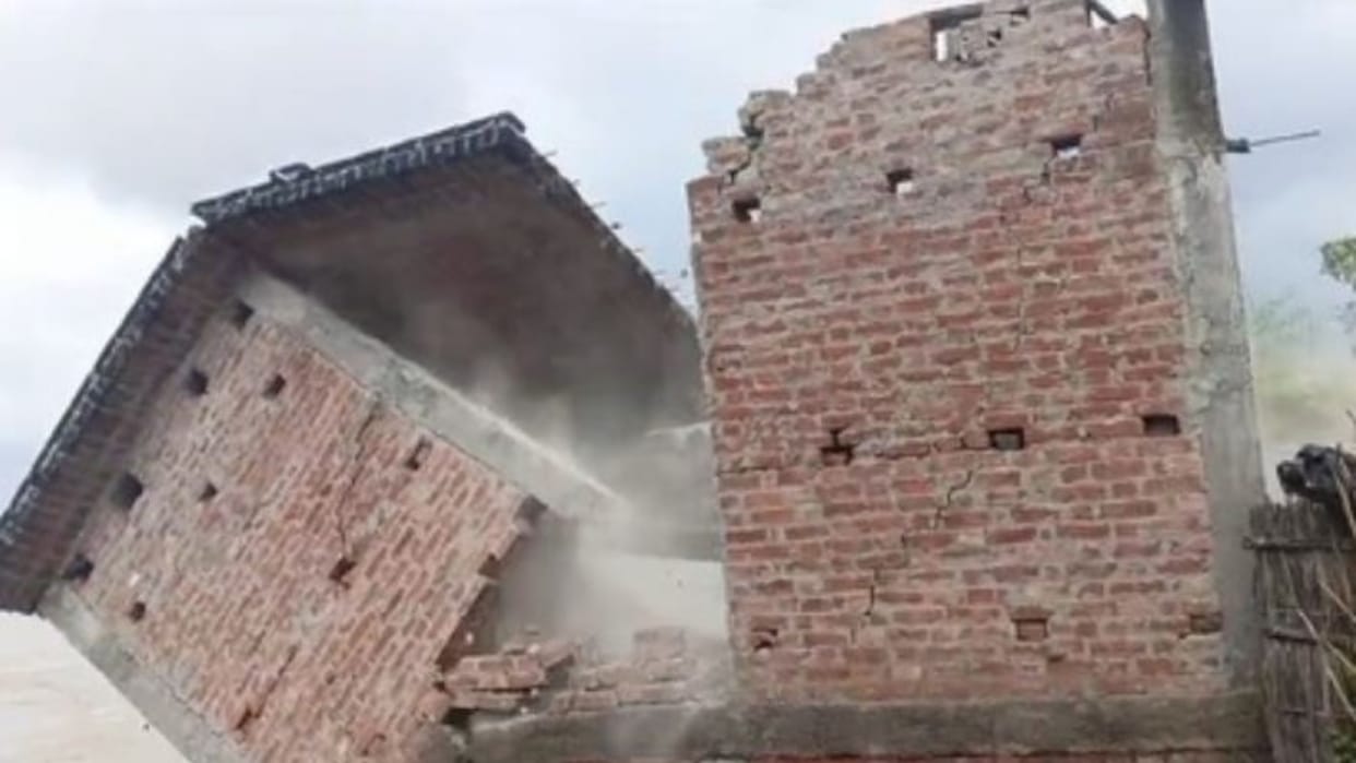 Sharda River erosion swept away 10 more houses in Grant 12 village of lakhimpur kheri