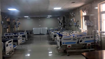 जिला अस्पताल में एसएनसीयू बंद है, इसमे लगे वेंटिलेटर पर धूल जम रही है