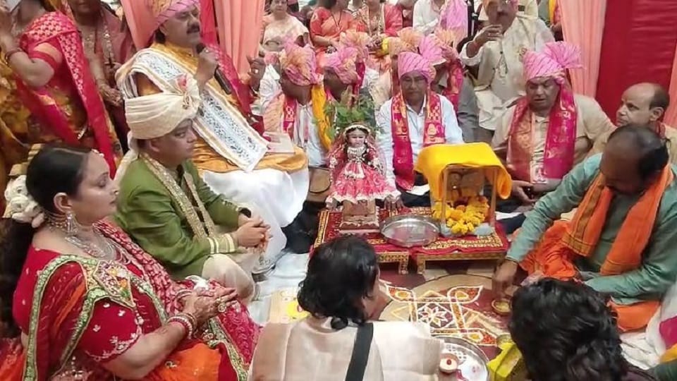 Crowds gathered at Janakpuri mahotsav in agra
