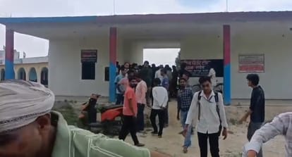 Kanpur Villagers caught a youth stealing a scooter handed him over to the police after beating him