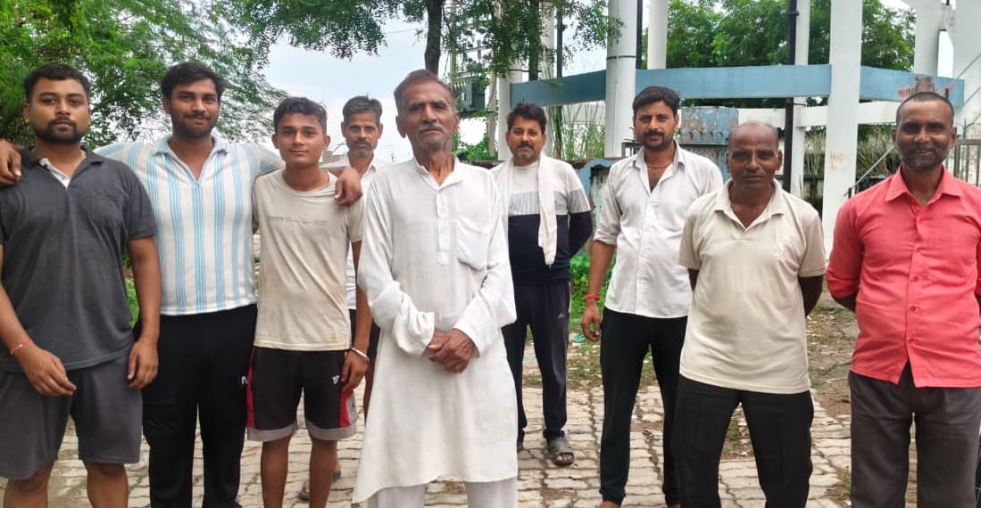 Kanpur The tanks boring is damaged water supply has been stalled for fifteen months villagers created ruckus