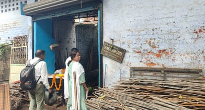 फर्म के बाहर खड़े एसजीएसटी के अफसर