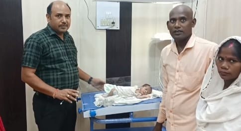Kanpur CHC staff held the newborns dying breath collected 32000 rupees in donations to pay for the treatment