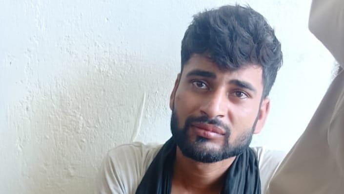 Kanpur Villagers caught a youth stealing a scooter handed him over to the police after beating him