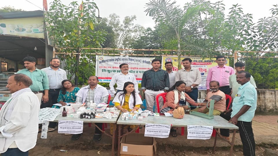 NHM workers strike continues for the 32nd day organises free health camp in Balrampur