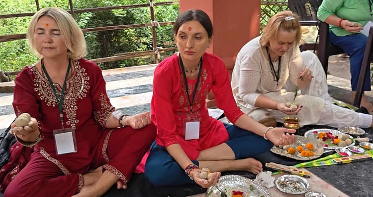 Bihar News: गया जी में आस्था की मिसाल, रूस-यूक्रेन से आए श्रद्धालु कर रहे पितरों का तर्पण