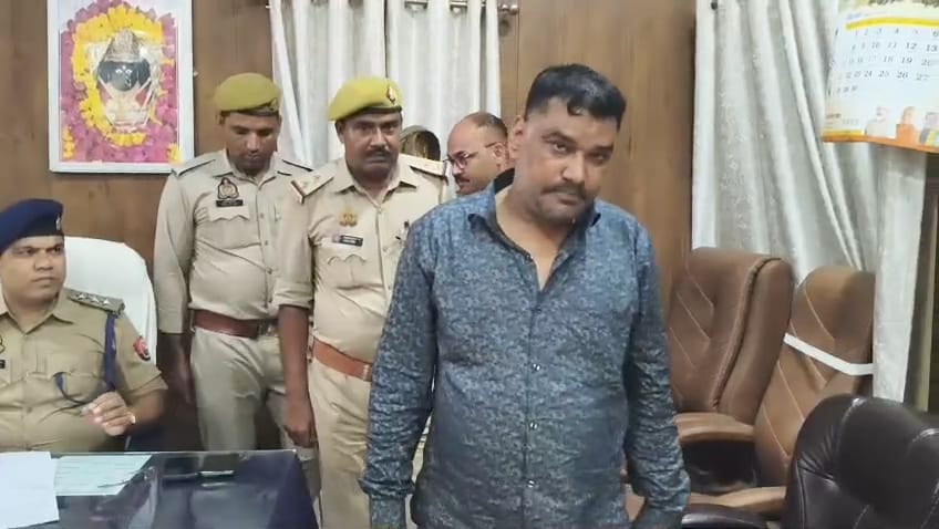 police caught smuggler in police uniform in mainpuri