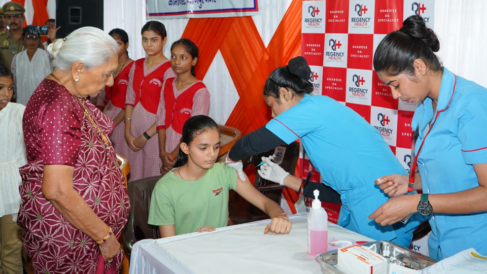 Kanpur: Girls from police families receive vaccine