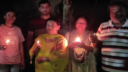 Kanpur: Street lights malfunction in Krishnanagar, residents hold candlelight protest