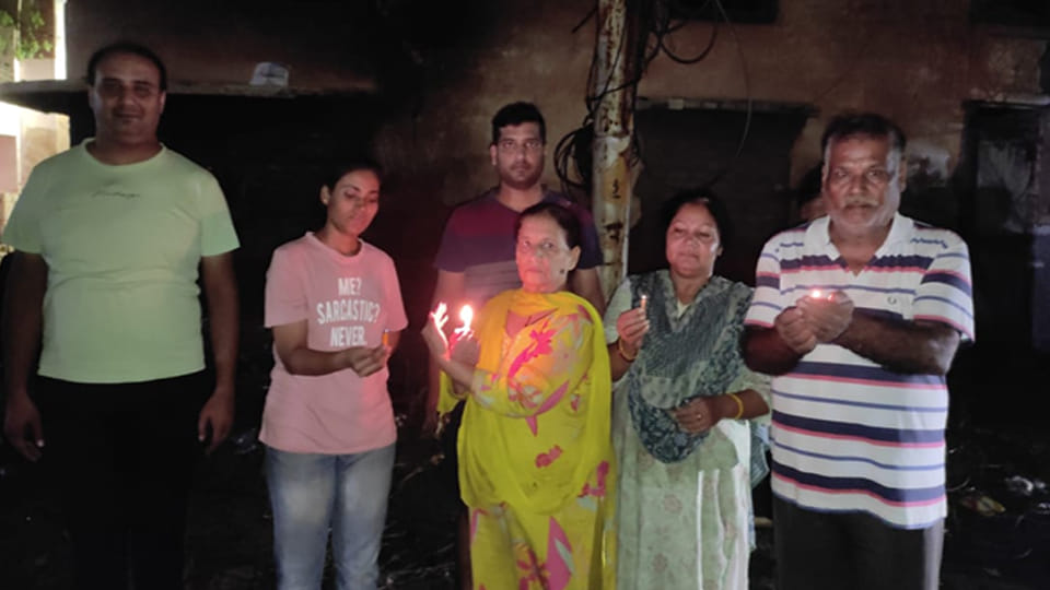 Kanpur: Street lights malfunction in Krishnanagar, residents hold candlelight protest