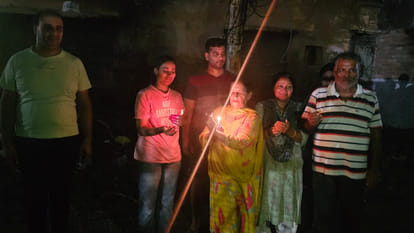 Kanpur: Street lights malfunction in Krishnanagar, residents hold candlelight protest