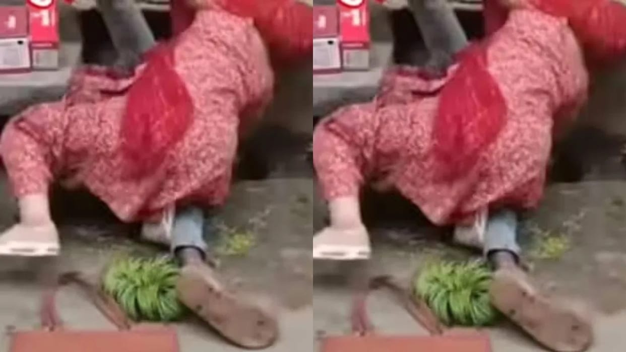 Husband and wife get into a fierce fight in bangle market the girl beats him by throwing him into the drain