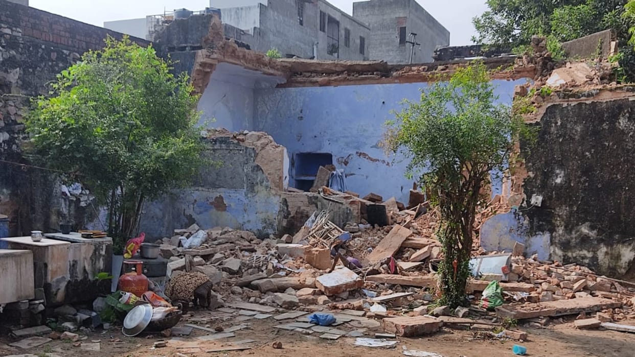 Jaipur Collapsed Dilapidated Building Subhash Chowk 2 Women Injured Rescue Operation News in Hindi