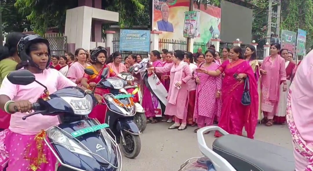 स्कूटी से निकाली गई रैली