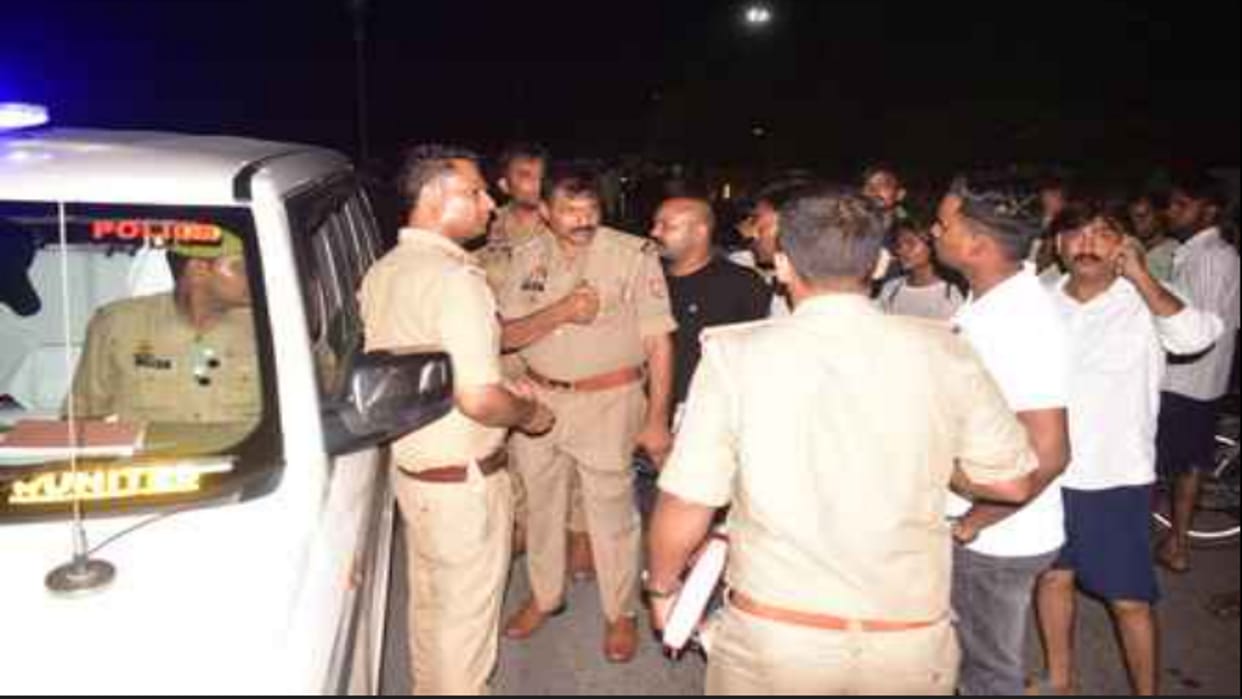 Major accident in Prayagraj - Four friends died in a road accident in Shivkuti, they were riding on the same b