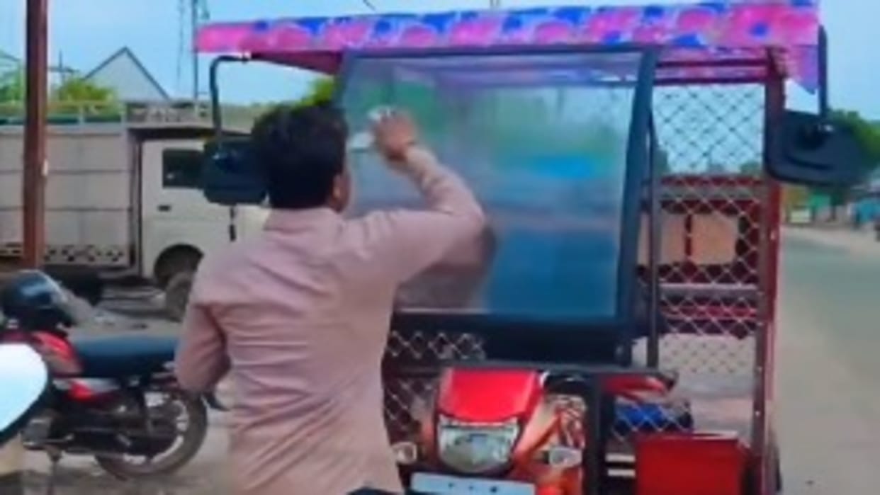 Person Made Unique E Rickshaw With The Help Of Bike Video Is Going Viral On Social Media