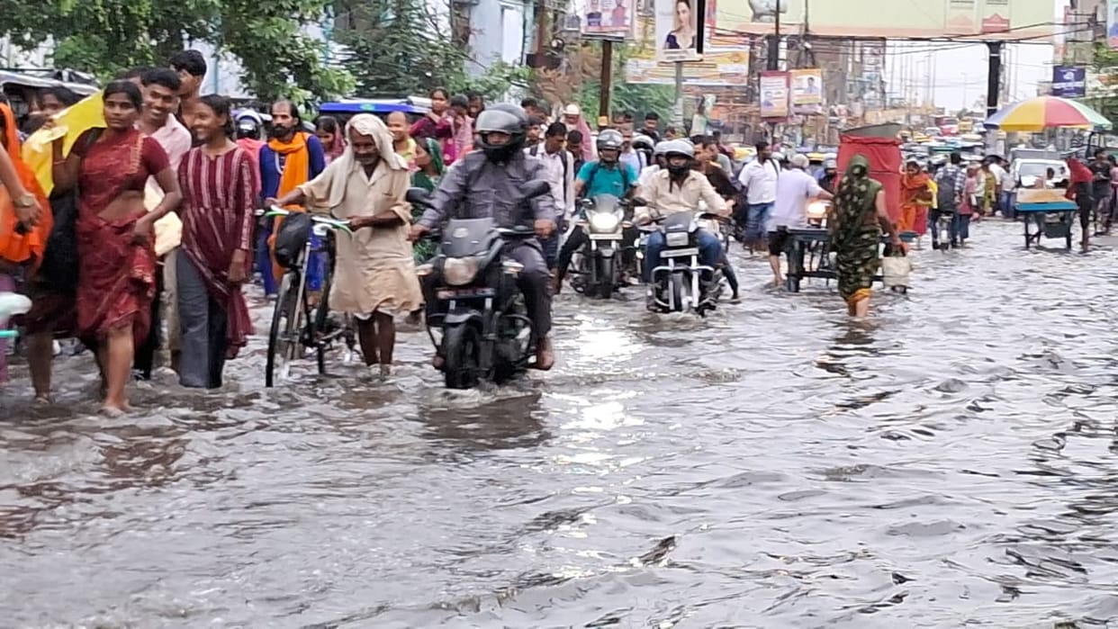 Bihar: Sewer water reaches the Civil Surgeon office in Muzaffarpur after rain causes waterlogging