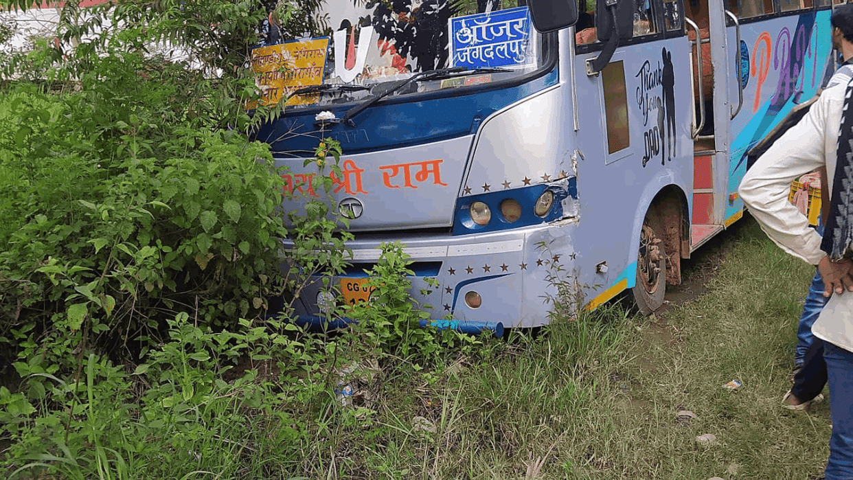 Passenger bus and pickup collide in Jagdalpur