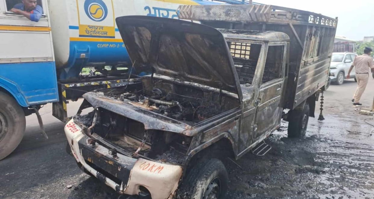 moving pickup van caught fire near Bibiganj bridge, driver and his assistant saved their lives by jumping ou