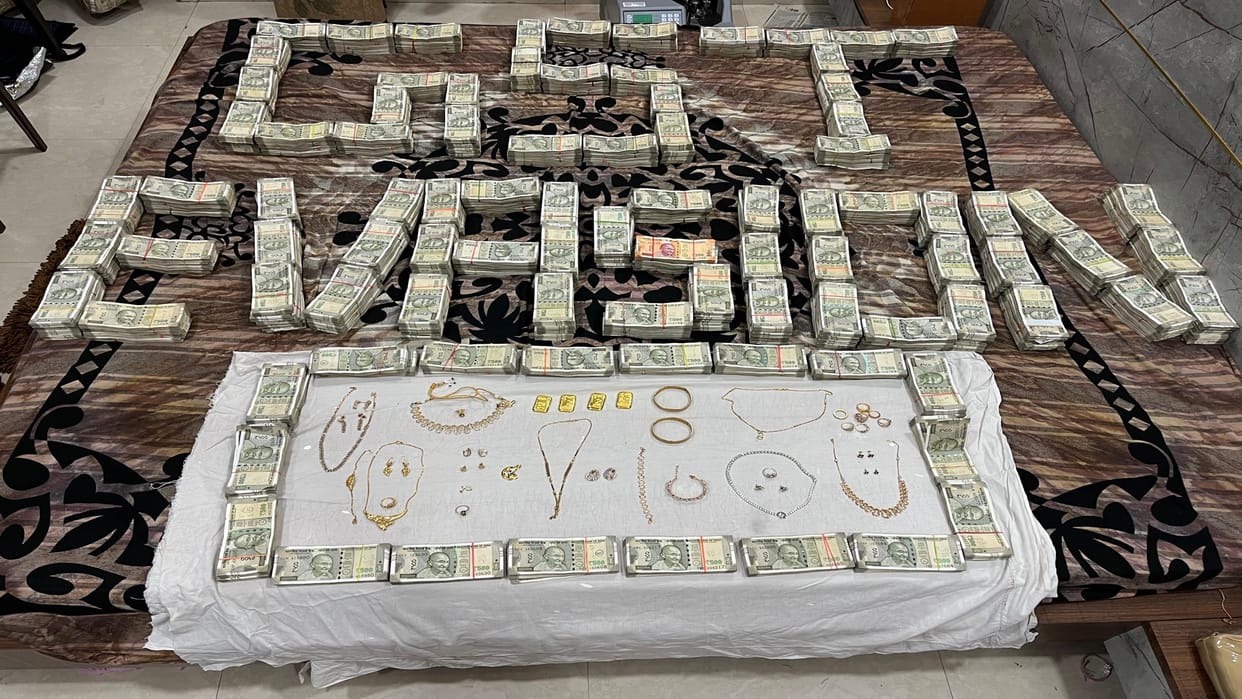 Theft worth crores exposed: GST evasion by creating more than 170 bogus firms, Rs 1.64 crore cash and 400 gram
