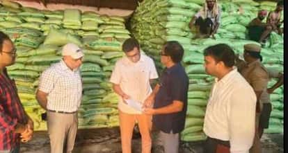 गोदाम में रखी खाद के स्टॉक की जानकारी  लेते जिलाधिकारी