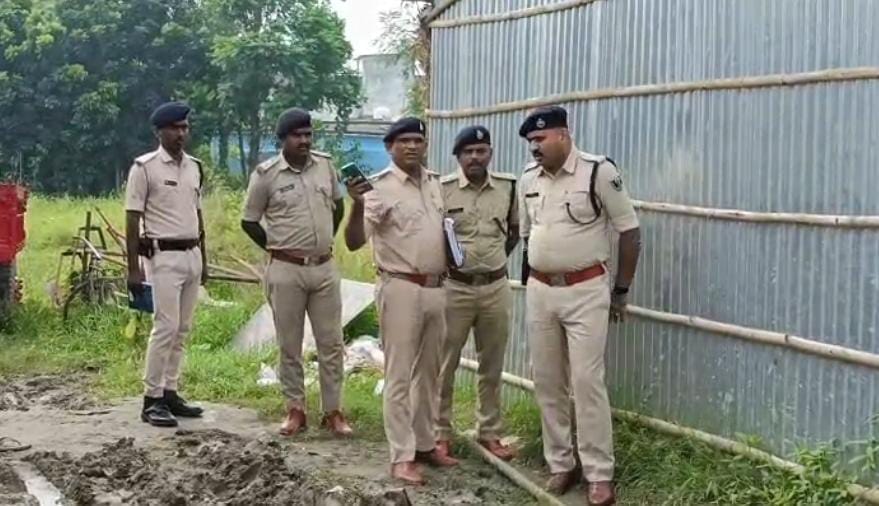 Bihar Crime: miscreants cut the shutter and stole jewellery worth lakhs beat up the watchman In Begusarai
