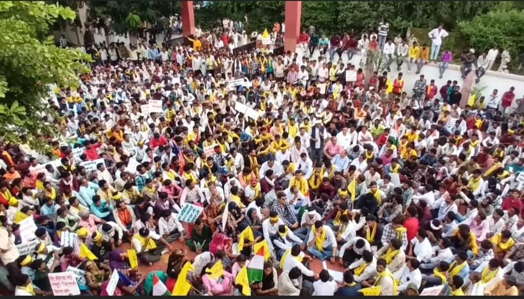 हजारों आदिवासी सड़कों पर उतरे और प्रस्तावित अभयारण्य का विरोध किया।