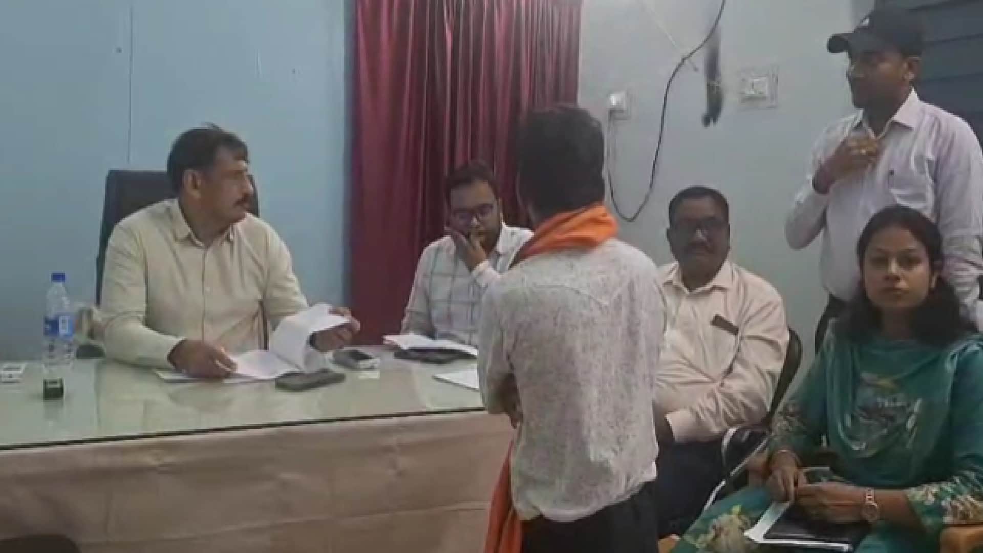 कलेक्टर ने किया सहसपुर लोहारा एसडीएम कार्यालय का औचक निरीक्षण, लापरवाह पटवारी सस्पेंड