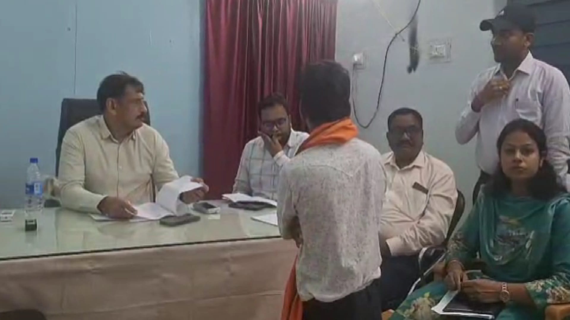 कलेक्टर ने किया सहसपुर लोहारा एसडीएम कार्यालय का औचक निरीक्षण, लापरवाह पटवारी सस्पेंड