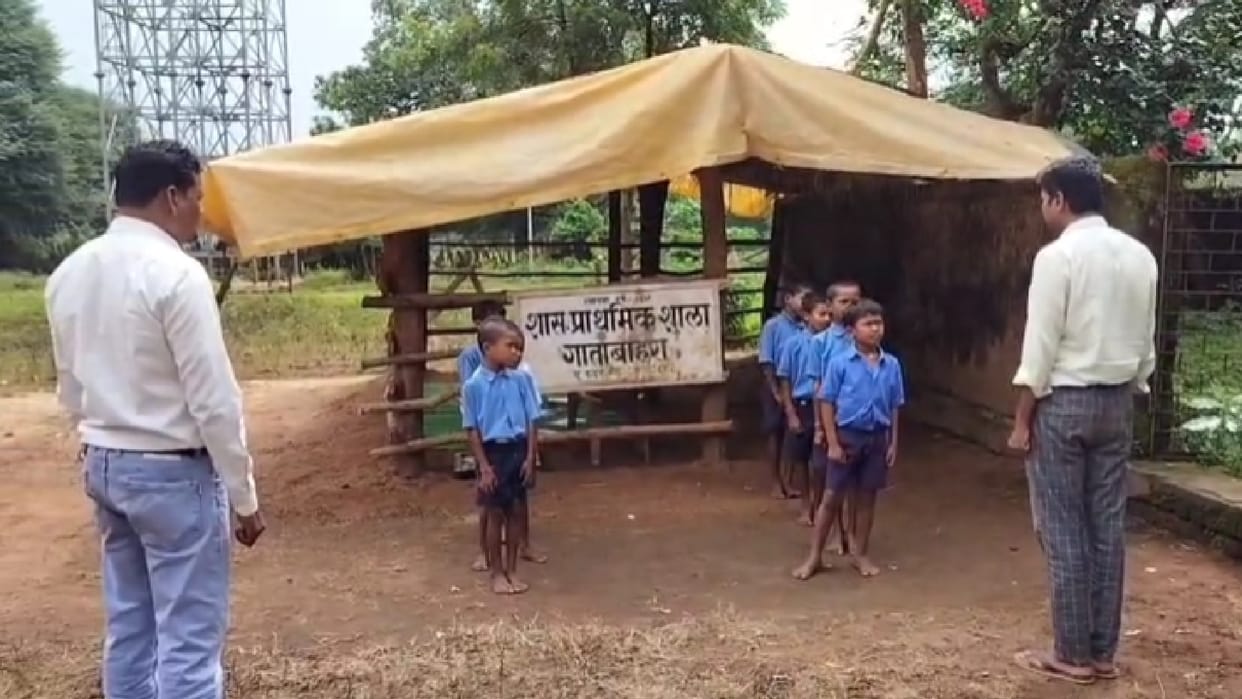 children are forced to study in huts, danger always looms In Chhattisgarh