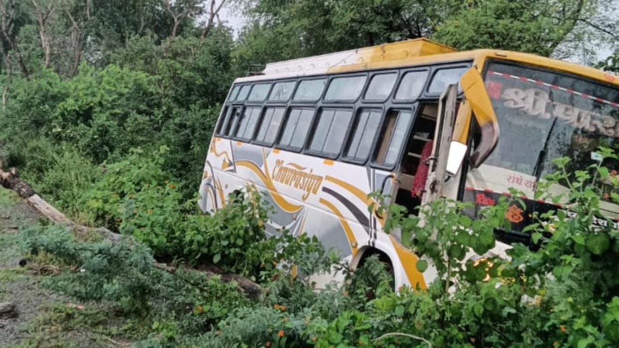 Lalitpur: Bus going to Panna-Chhatarpur stolen from the stand, found in a roadside mine in Jhansi