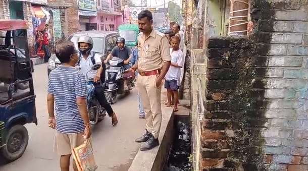 Kanpur An unidentified body was found in a drain near the Ganga bridge and police were trying to identify it