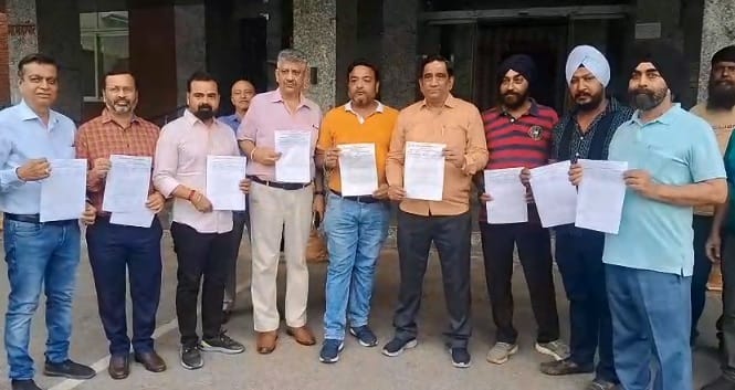 Kanpur Traders enraged over arbitrary house tax bills submitted memorandum to Municipal Corporation