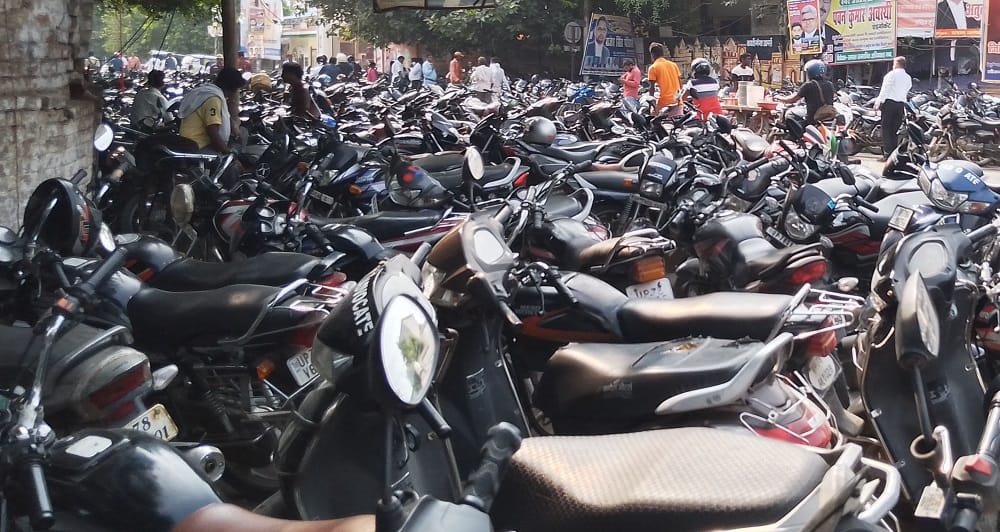 Kanpur Vehicles parked in no parking areas will be lifted by crane a fine of Rs 500 will be imposed