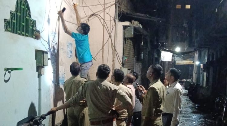 Kanpur:हाईटेंशन लाइन पर गिरी आकाशीय बिजली, 16 गांवों की बिजली गुल…केस्को ने मरम्मत कर बहाल की आपूर्ति - Kanpur Lightning Struck The High Tension Line Power Supply To 16 Villages Was Cut Off Kesco Repaired - Amar Ujala Hindi News Live