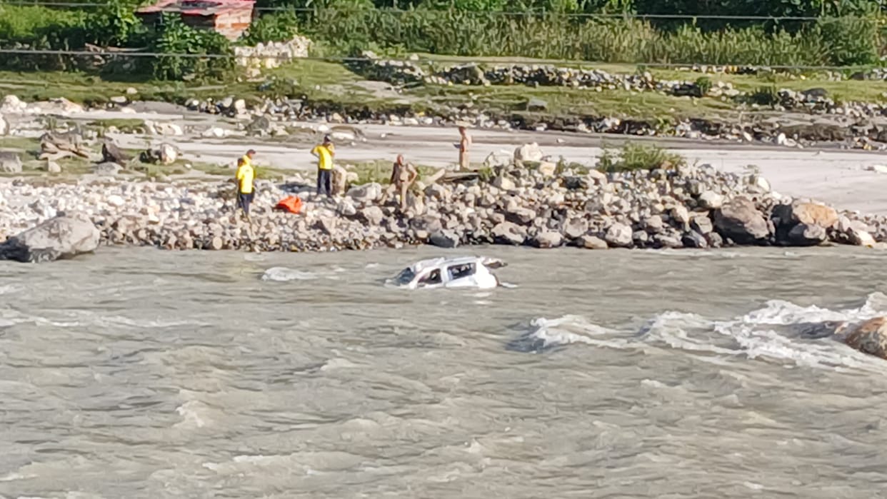 Uttarkashi: Police person car found stranded in Bhagirathi river; friend borrowed it, no clue found